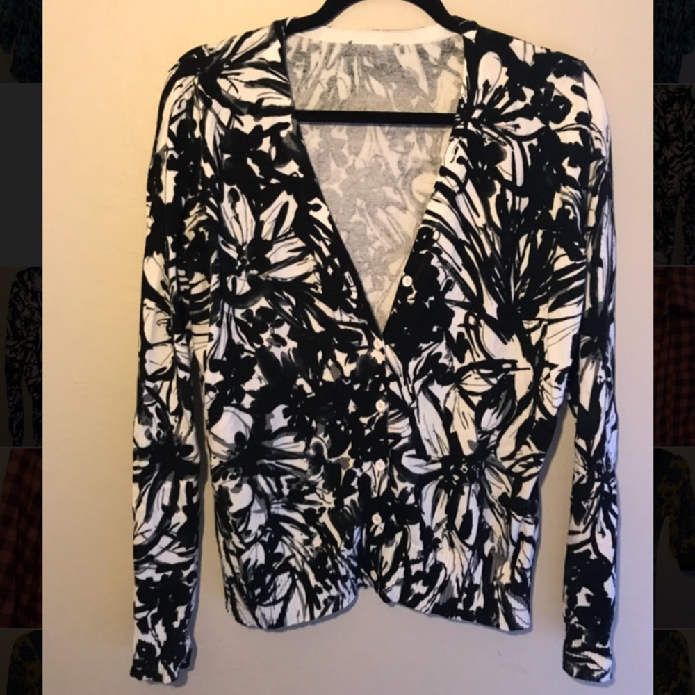 🌟3 for $15+$4.99 shipping🌟Floral Button Cardigan